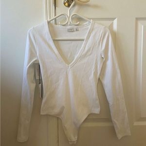 Aritzia (babaton) formarib V-Neck long sleeve Bodysuit